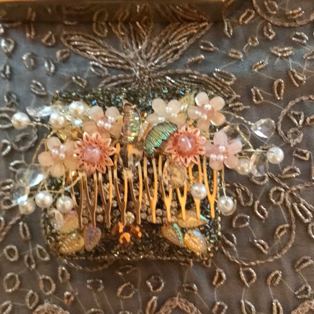 🦋 1=Butterfly collection hair comb. (40% off)